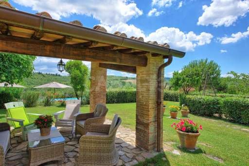 Villa Sonia, Haus, überdachte Terrasse, Garten, Rasenfläche, Sessel, Lounge