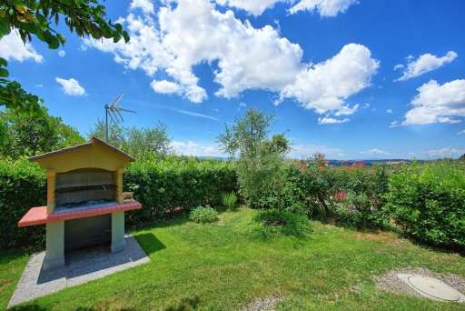 Villa Sonia, Garten, Rasenfläche, gemauerter Grill