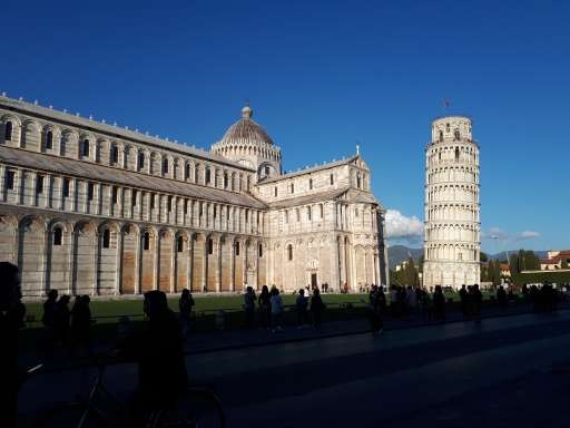Schiefer Turm mit blauem Himmel
