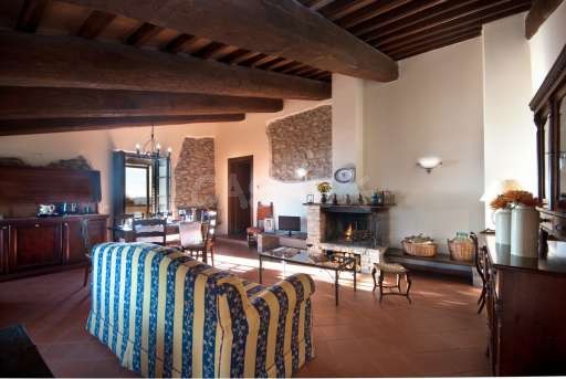 Forte Sorgnano Belvedere, Wohnzimmer, Sofa, offener Kamin