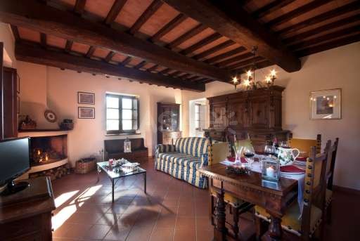 Forte Sorgnano Granaio, Wohnzimmer, Sofa, Fernseher, offener Kamin, Esszimmer, Esstisch