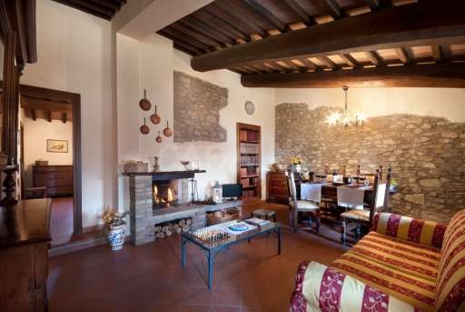 Forte Sorgnano Poggio, Wohnzimmer, Sofa, offener Kamin, Esszimmer, Esstisch