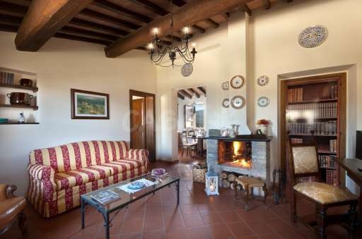 Forte Sorgnano Torre, Wohnzimmer, Sofa, offener Kamin