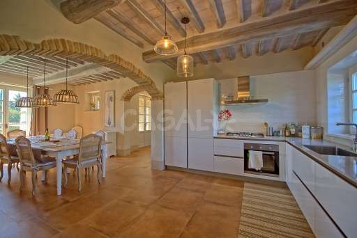 Esszimmer und Küche in der Villa Giacomo