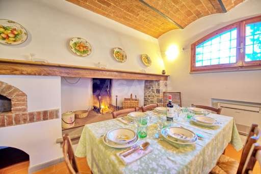 Viletta Montecuccoli Esstisch mit Kamin