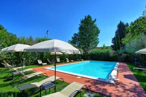 Viletta Montecuccoli Pool, Liegen, Sonnenschirm