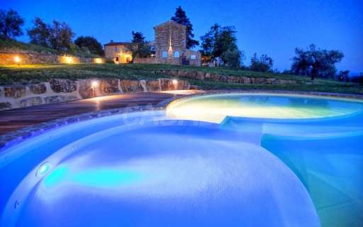 Villa Ferinando Pool und Haus bei Nacht